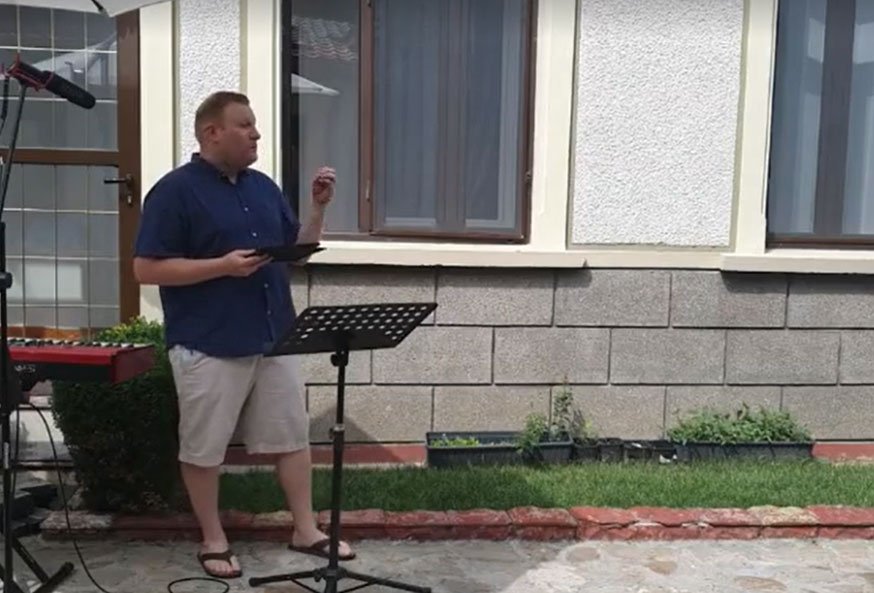 Jered preaching outside at R10